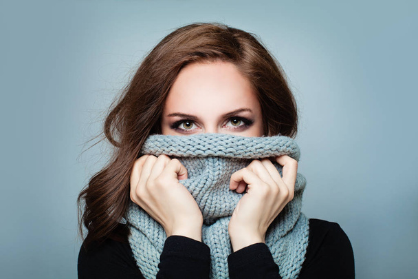 Trendy Woman in Wool Winter Scarf. Beauty Winter Girl Fashion Mo - Valokuva, kuva