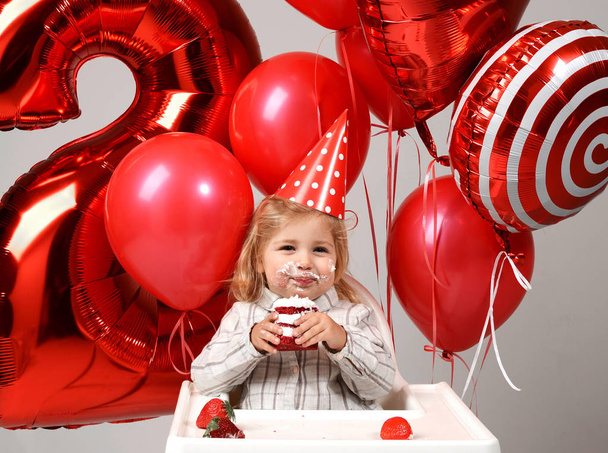 Little baby girl celebrate her second birthday with sweet cake o - Zdjęcie, obraz