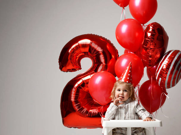 Little baby girl celebrate her second birthday with sweet cake o - Valokuva, kuva