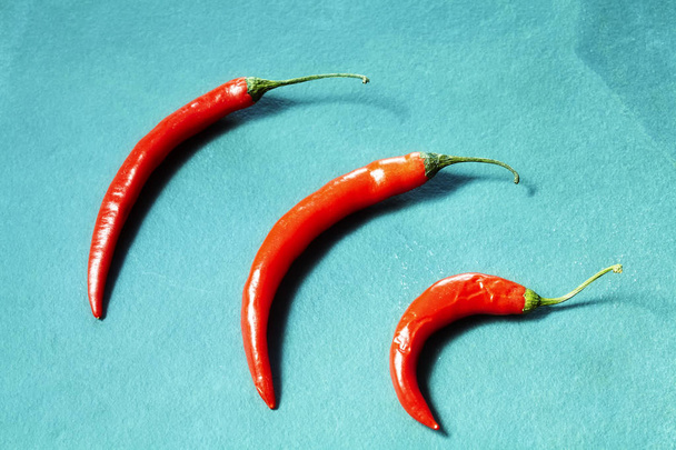 Pala kék háttéren piros chili paprika - Fotó, kép