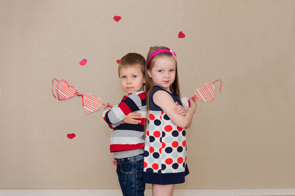 Kaunis poika ja tyttö taustalla sydämet
 - Valokuva, kuva