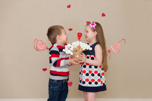 Kaunis poika ja tyttö taustalla sydämet
 - Valokuva, kuva
