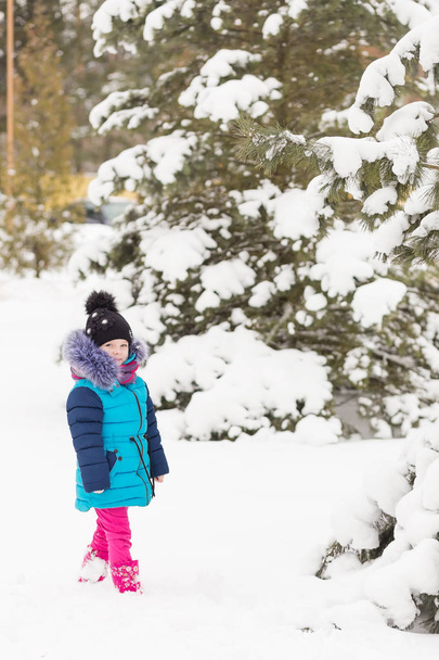 Retrato de uma menina na floresta de inverno
 - Foto, Imagem