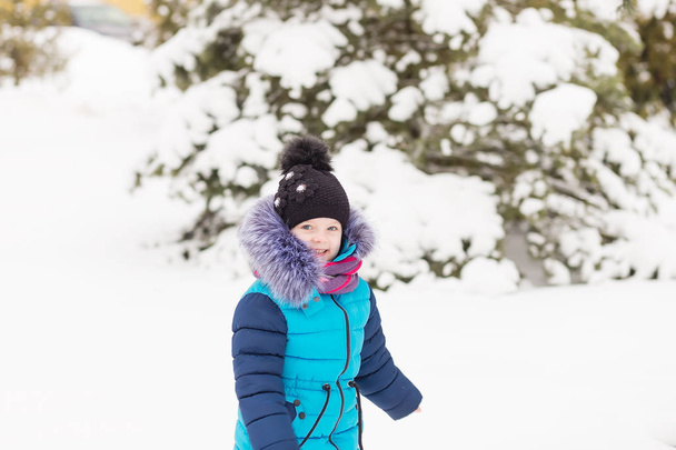 Πορτρέτο ενός κοριτσιού μέσα στο δάσος του χειμώνα - Φωτογραφία, εικόνα