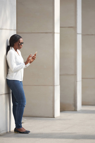 Женщина с помощью мобильного телефона - Фото, изображение