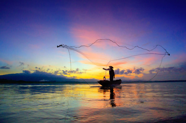 Silhouette dei pescatori che utilizzano reti per la cattura del pesce
 - Foto, immagini