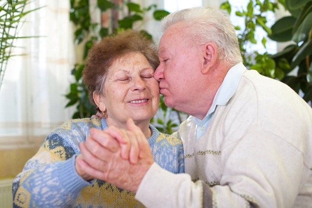 Yaşlı çift öpüşme - Fotoğraf, Görsel