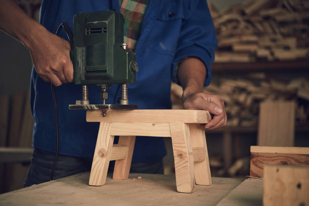 Joiner maken houten kruk - Foto, afbeelding