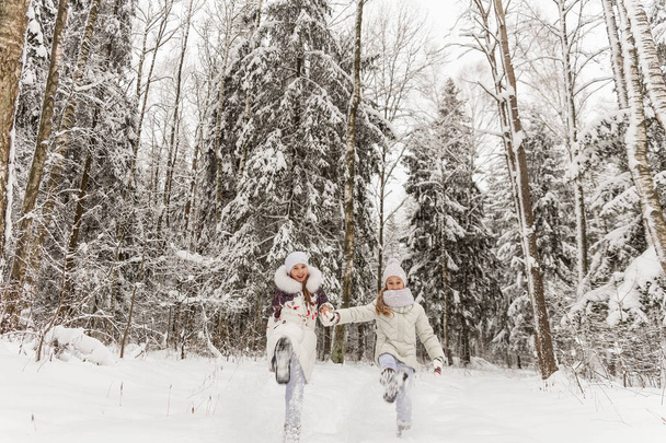 Dos novias jugando en un bosque de invierno
.  - Foto, Imagen
