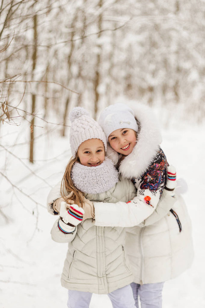 Deux copines jouant dans une forêt d'hiver
.  - Photo, image