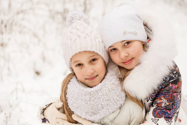 Deux copines jouant dans une forêt d'hiver
.  - Photo, image