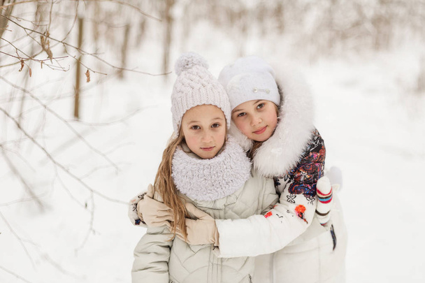 Két barátnő játszik a téli erdő.  - Fotó, kép