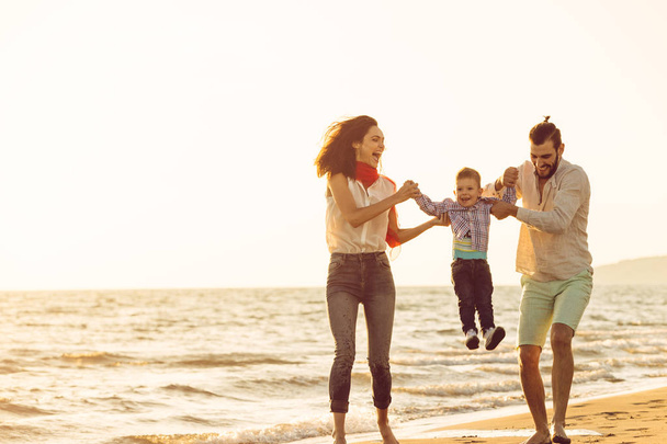 junge Familie hat Spaß am Strand  - Foto, Bild