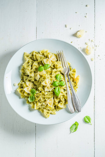 Healthy spaghetti with green pesto and basil - Foto, afbeelding