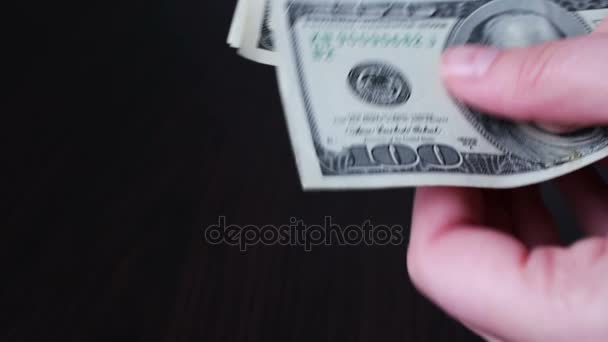 Frauenhände halten einen Fan von Hundert-Dollar-Scheinen und zählen - Filmmaterial, Video
