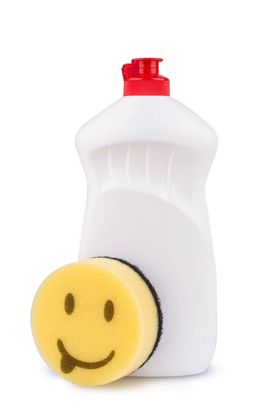 Reinigungskonzept mit weißer Plastikflasche und glücklichem Schwamm - Foto, Bild