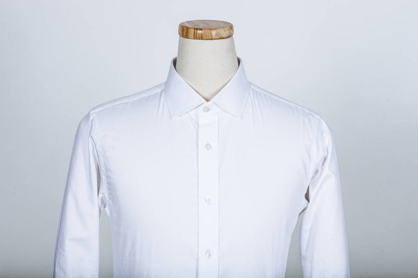 Белая рубашка на манекене
 - Фото, изображение
