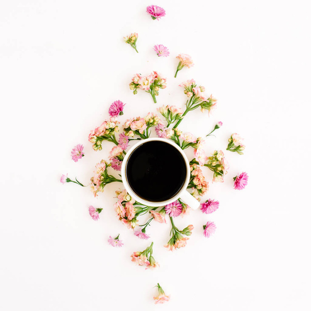 Coffee cup and floral composition - Φωτογραφία, εικόνα