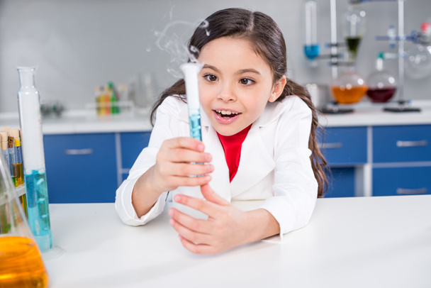Chica en laboratorio químico
 - Foto, Imagen