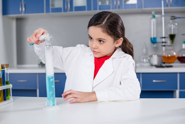 Girl in chemical lab - Foto, Bild