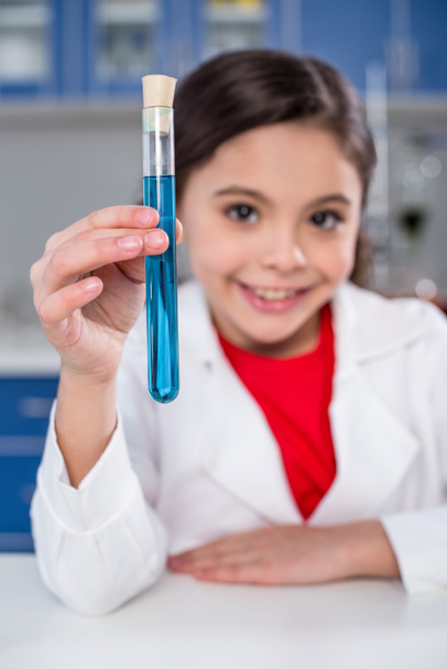 Κορίτσι σε χημικό εργαστήριο - Φωτογραφία, εικόνα