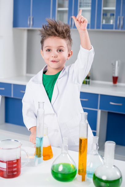Niño en laboratorio químico
 - Foto, Imagen
