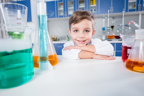 Хлопчик в хімічній лабораторії
 - Фото, зображення