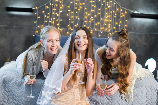 mujeres jóvenes bebiendo champán - Foto, Imagen