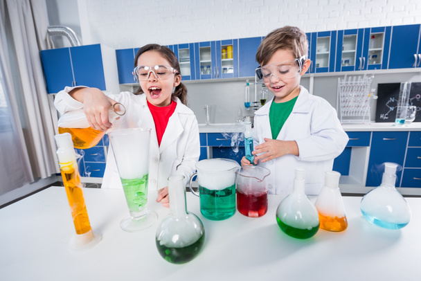 Kids in chemical lab - Φωτογραφία, εικόνα