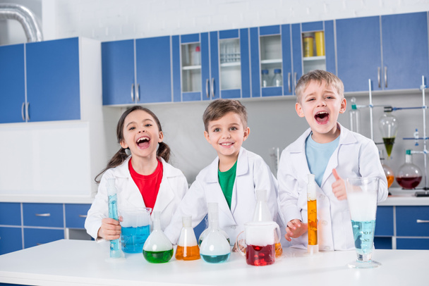 Dzieci w laboratorium chemiczne - Zdjęcie, obraz