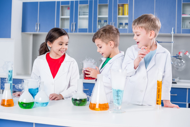 Enfants en laboratoire chimique
 - Photo, image