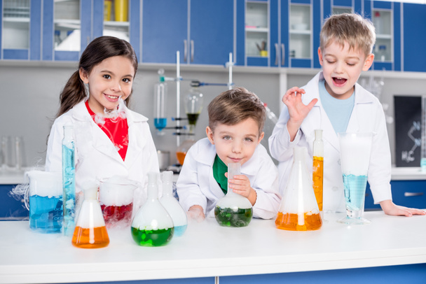 Gyerekek a kémiai laboratórium - Fotó, kép