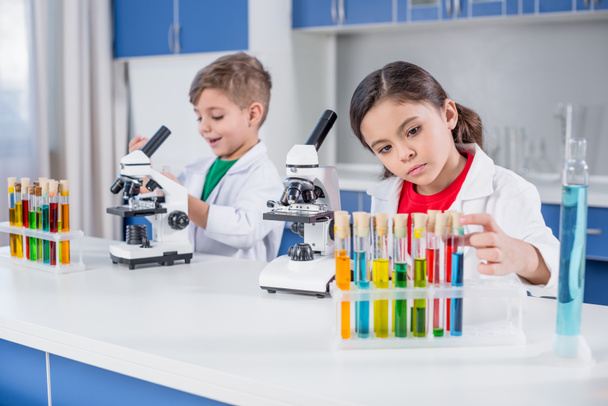 Kinder im Chemielabor - Foto, Bild