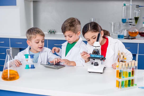 Bambini in laboratorio chimico
 - Foto, immagini
