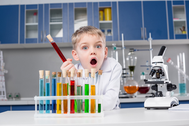Niño en laboratorio químico
 - Foto, Imagen