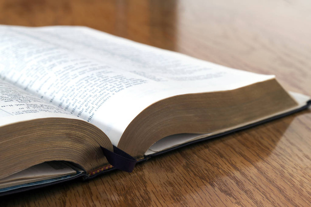 Geöffnetes Buch Heilige Bibel auf gelbem Holzgrund - Foto, Bild