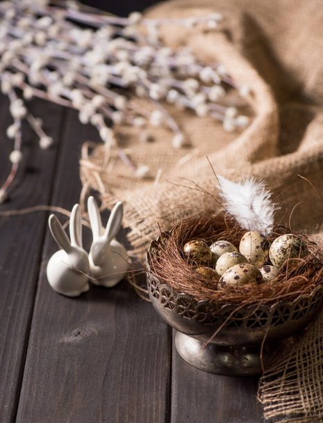 Conejitos de Pascua y huevos de codorniz
 - Foto, Imagen