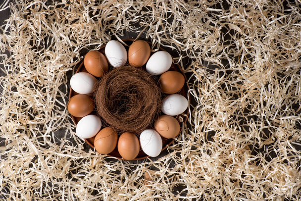 Chicken eggs and nest - Foto, afbeelding