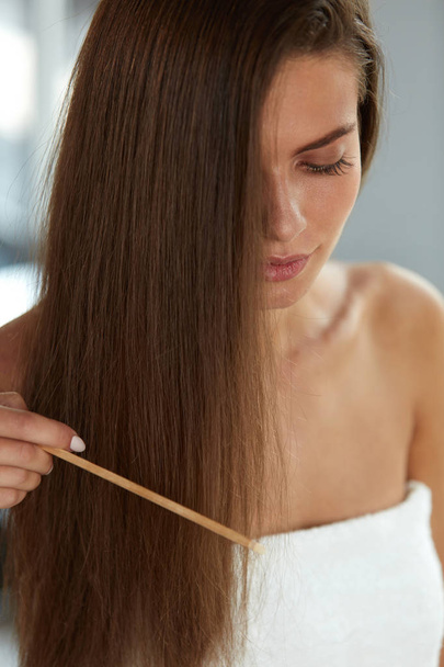 Sexy Woman With Haircomb In Hand Hairbrushing. Hair Health - Фото, изображение