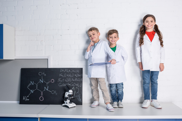 Kids in chemical laboratory - Φωτογραφία, εικόνα