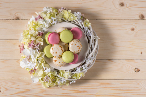 Heerlijke macarons en bloemen - Foto, afbeelding