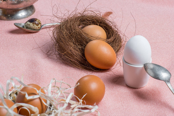 Курячі яйця і старі столові прибори
 - Фото, зображення