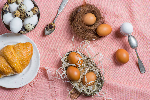 kip en kwartel eieren - Foto, afbeelding