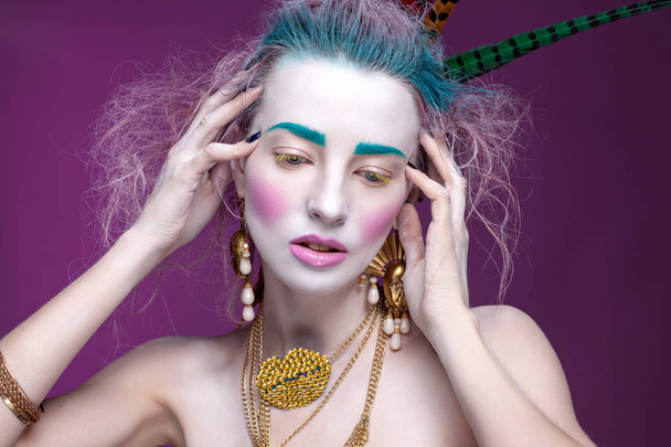 Retrato creativo de mujer joven con maquillaje artístico
.  - Foto, Imagen