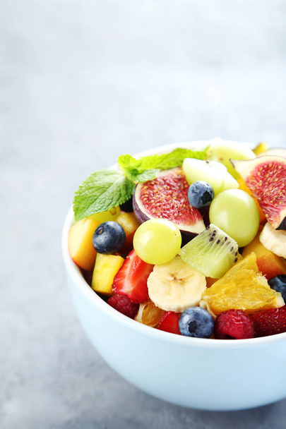 салат из свежих фруктов на столе - Фото, изображение