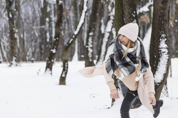 A woman throwing a snowball - Valokuva, kuva