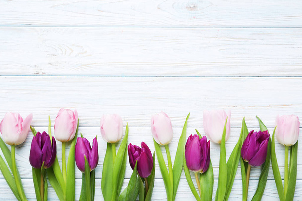 Bouquet of tulips on table - Foto, Bild