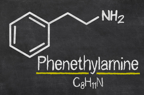 Tafel mit der chemischen Formel von Phenethylamin - Foto, Bild