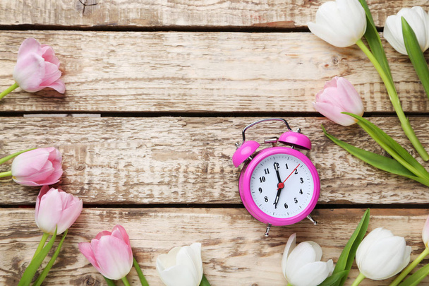 Bouquet of tulips with alarm clock  - Foto, Bild