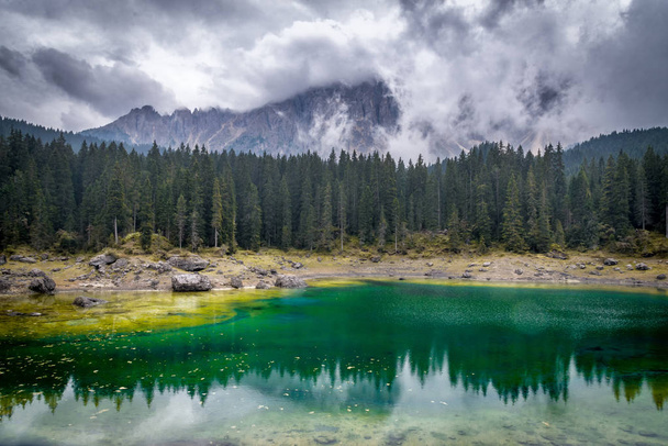 Lago de montaña en Parque Nacional
 - Foto, Imagen